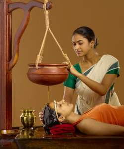 doświadczyć masażu keralskiego